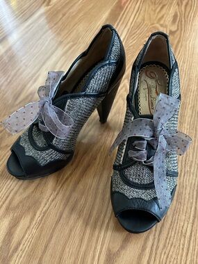 Poetic Licence "Stuck On You" Lace Up Peep Toe Heel Size 6